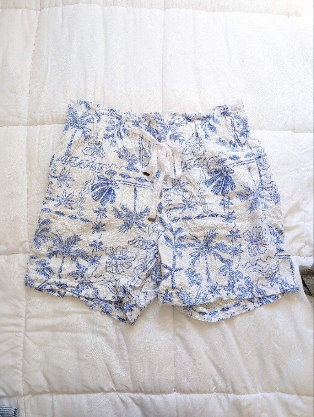 St. John's Bay Size Medium Linen Blend White Shorts with Blue Tropical Print